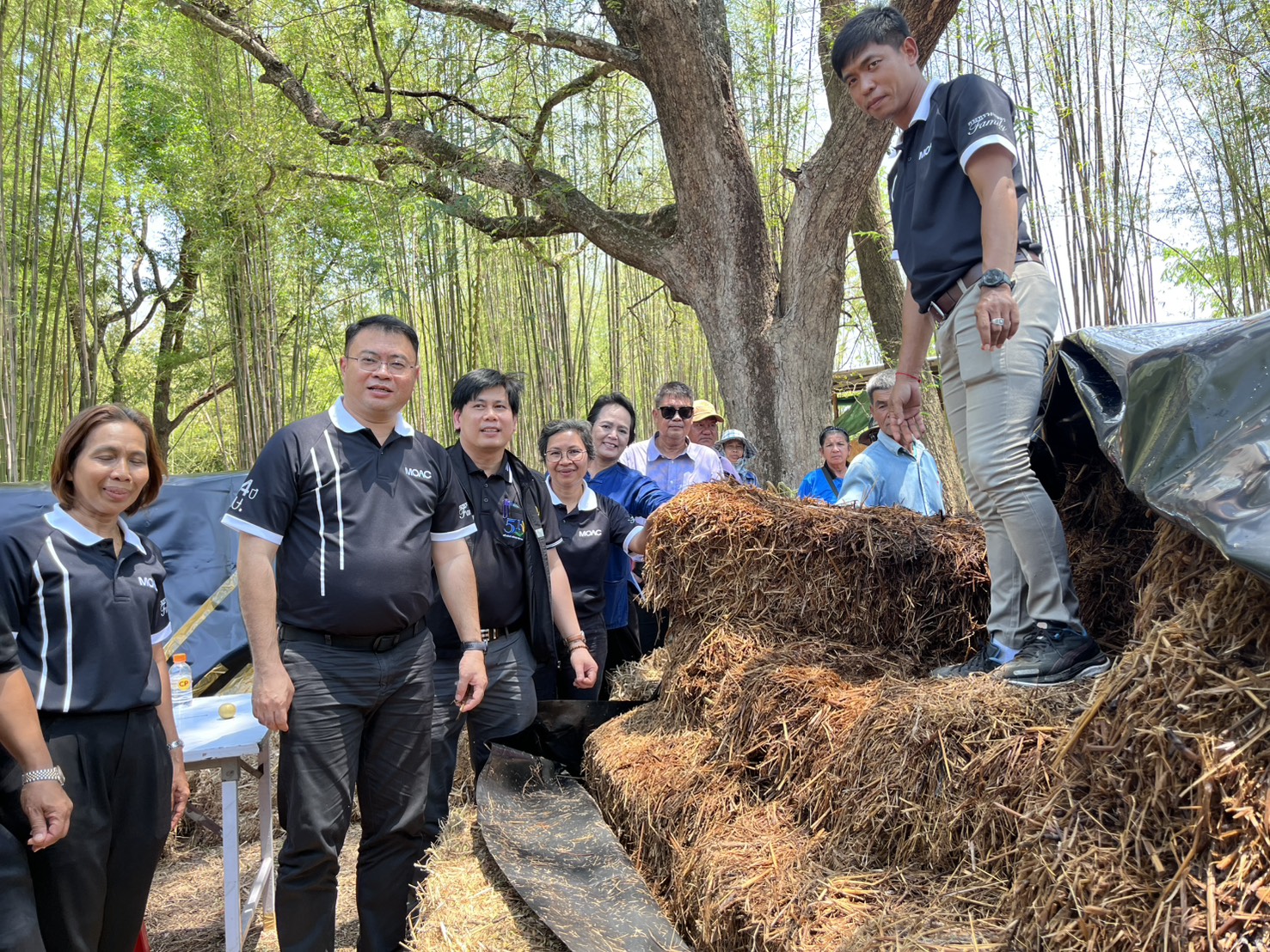 title - วันอังคารที่ 31 มีนาคม 2569 นายวิทูล ประดิษฐบุญ ปฏิรูปที่ดินจัังหวัดปราจีนบุรี พร้อมด้วย เจ้าหน้าที่ ส.ป.ก.ปราจีนบุรี เข้าร่วม กิจกรรมเปิดโครงการ Kick off การใช้ประโยชน์ จากฟางข้าวตาม 